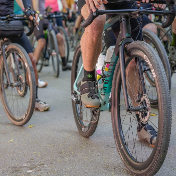 Equipo de ciclistas de ruta por la carretera