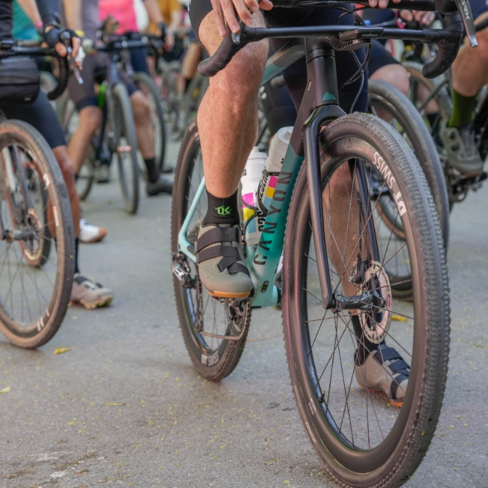 Equipo de ciclistas de ruta por la carretera